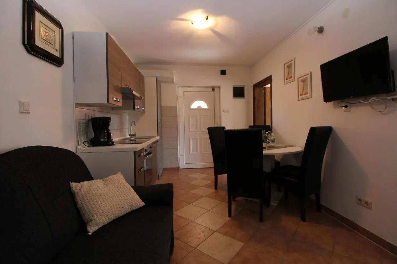 Apartments Ivanka 934 Fažana